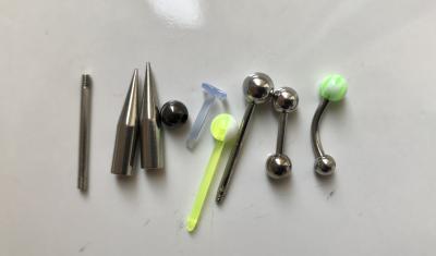 Různé náušnice na piercing