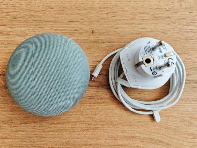 Google Home Mini - chytrý reproduktor, hlasový asistent