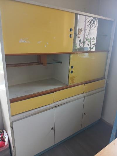 Retro kredenc k renovaci