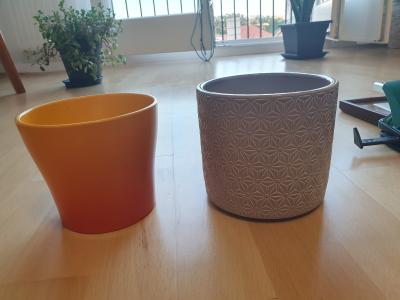 Daruji dva květináče o průměru 12 cm