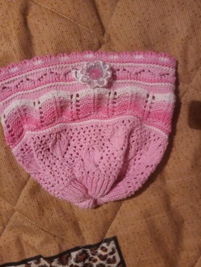 růžová čepička s proužkem pro mimčo