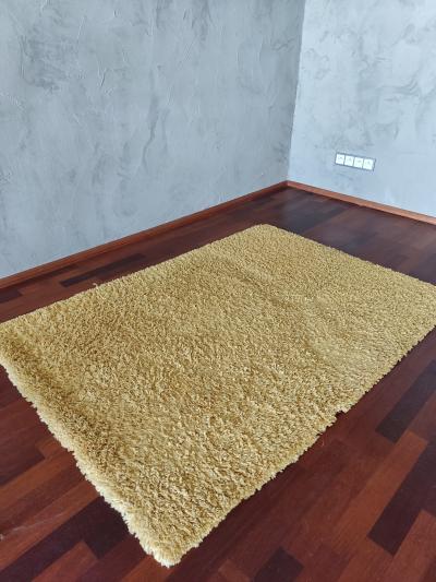 Koberec žlutý