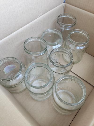 Velké sklenice od medu