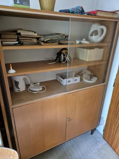 Skříň s vitrínou