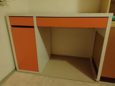 Pracovní stůl 105 x 50 x 75 (délka, hloubka, výška)