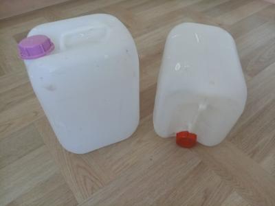 2 kanystry  - 10 l