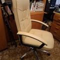 Daruji kancelářské křeslo krémové barvy