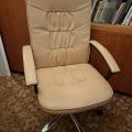 Daruji kancelářské křeslo krémové barvy