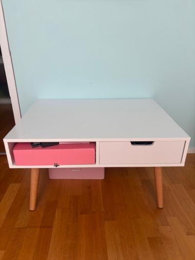 Daruji za odvoz konferenční stolek o rozměrech 80x60 cm