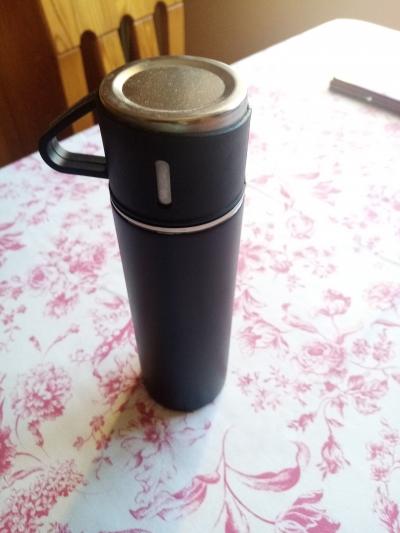 malá termoska se šálkem