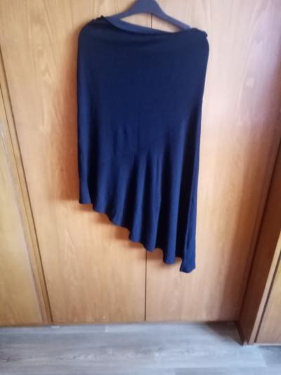 asimetrická černá sukně, pružná asi M