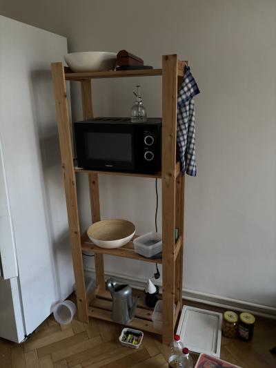 Dřevěný regál IKEA