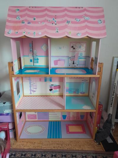 Policová skříň jako domeček pro panenky