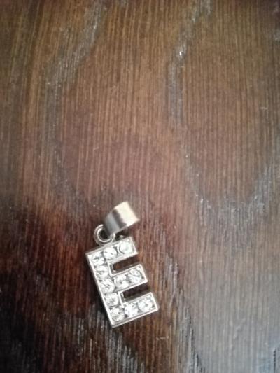 Přívěšek s písmenem E