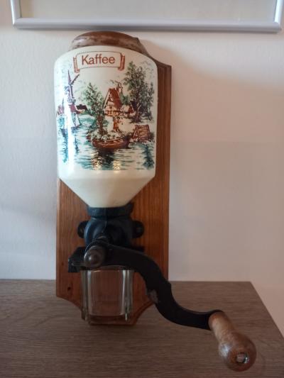 nástěnný mlýnek na kávu