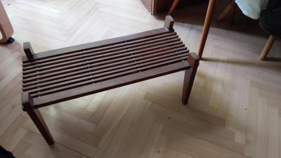 Dřevěnou stoličku