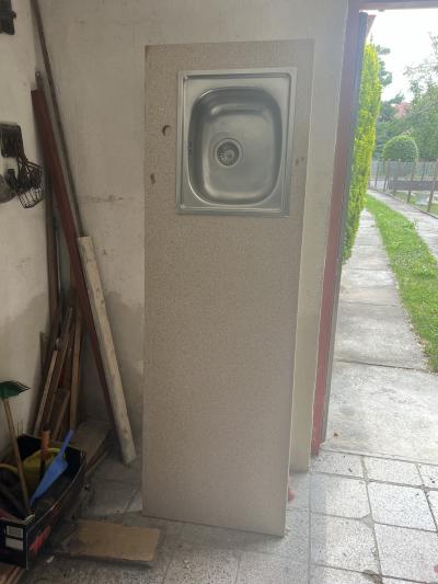 Kuchyňskou desku s dřezem