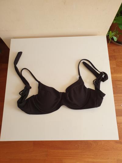 Černá podprsenka (plavky) velikost košíčků B na zavazování.