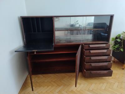 Skříň s likerníkem a menší komoda