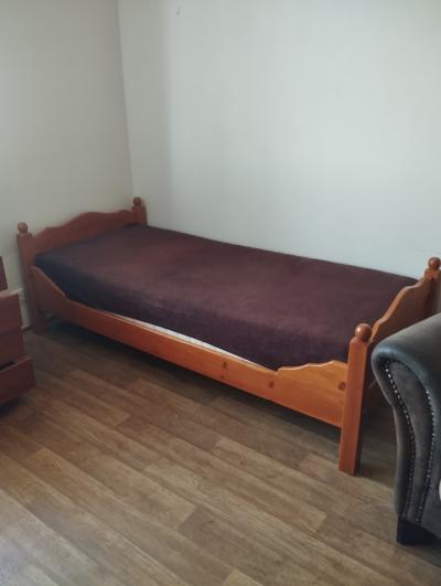 Skříň, postel, křeslo