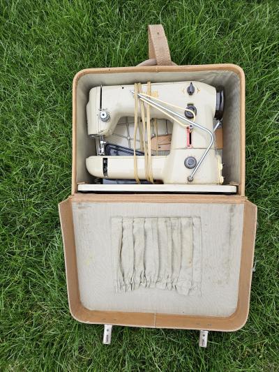 Daruji šicí stroj LADA