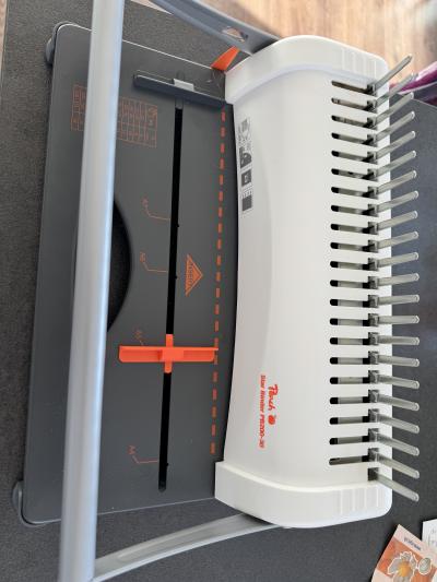 Děrovačka pro kroužkovou vazbu A4