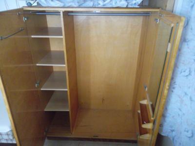 šatní skříň světlá vysoký lesk - masiv.