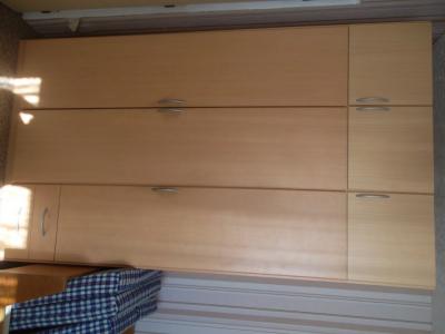 třídveřová vysoká skříň s šuplíky (materiál lamino)světlá