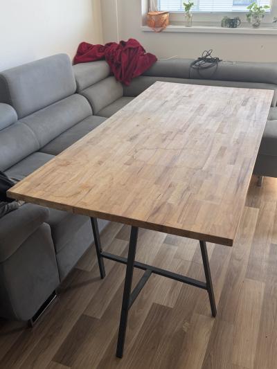 Kvalitní dřevěný stůl