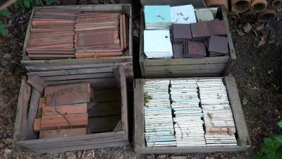 Dlaždičky, obkladačky a různé zbytky stavebního materiálu..