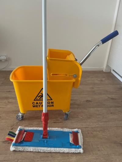 Mop + kyblik + hadry + cistici prostredky