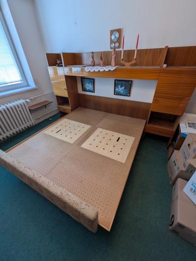 Postel se skříňkami