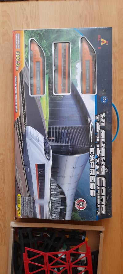 Vláčkové sady (koleje, lokomotivy+vagónky)