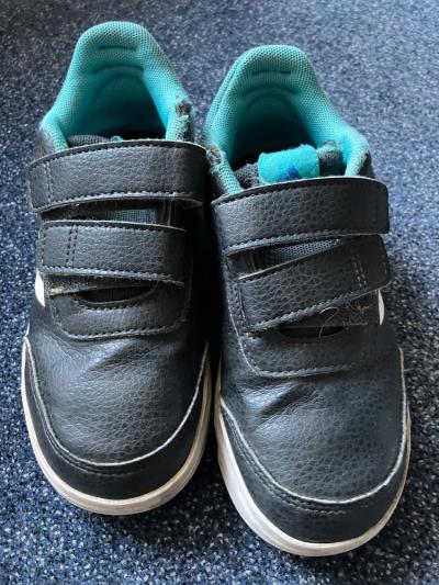 Tenisky adidas vel. 30 na zahradu, hřiště