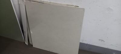 Daruji 3 zbylé kusy béžové dlažby 60x60 cm