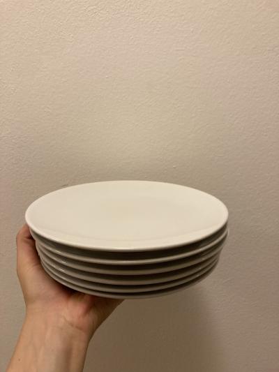 bílé střední talíře