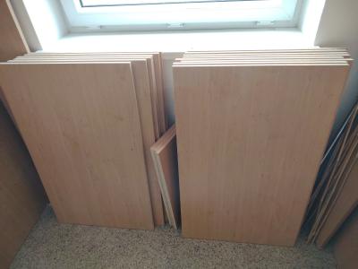 Laminátové desky a dveře ze skříně za odvoz