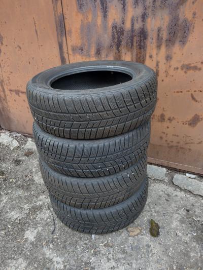 Čtyři zimní pneumatiky na Hyundai