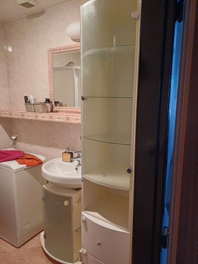 Vysoká koupelnová skříňka a skříňka pod umyvadlo