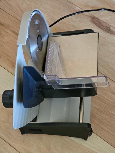 Kráječ potravin Sencor SFS 4050SS - nutné vym. hnací kolo