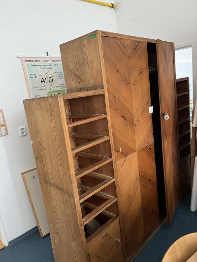 Skříň stará masiv se šuplíky