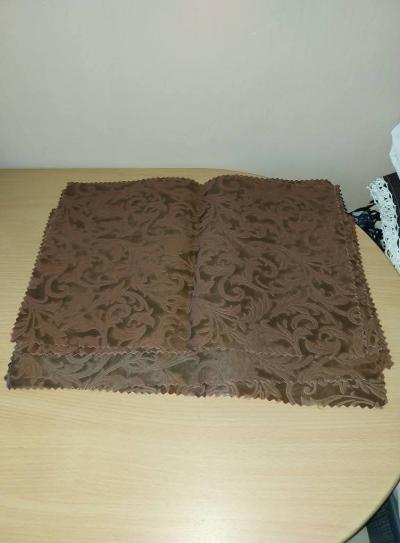 Hnědé prostírání