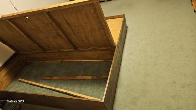 Manželská postel z masivu