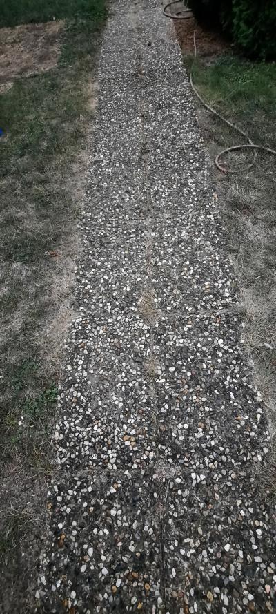 Betonovou dlažbu 60x40 cm s vymývanými kamínky