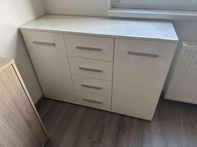 Komoda bílá lesklá - kombinace poliček a šuplíků