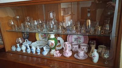 Staré ozdobné nádobí