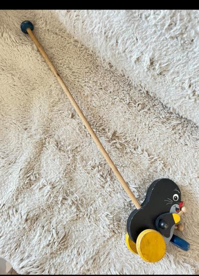 Dřevěný krteček na kolečkách