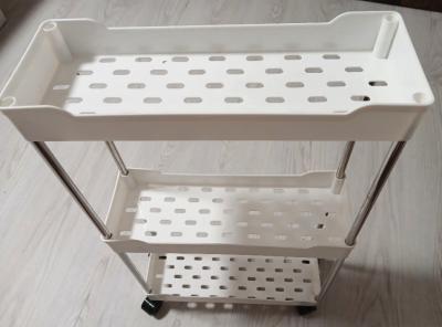 Úzký regál bílý.