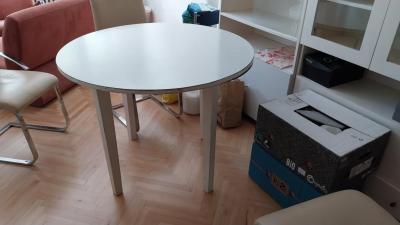 Kulatý jídelní stůl