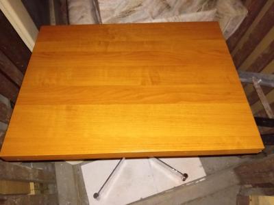 Otočný stolek s nastavitelnou výškou